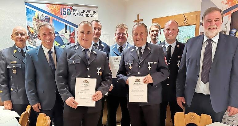 Von links: Kreisbrandinspektor Norbert Rauch, Landrat Alexander Tritthart, Peter Heinlein, Wolfgang Kautny, Stefan Steinbrich, Kurt Vogel, Kreisbrandrat Matthias Rocca, Andreas Haagen, Bürgermeister Karl-Heinz Hertlein.