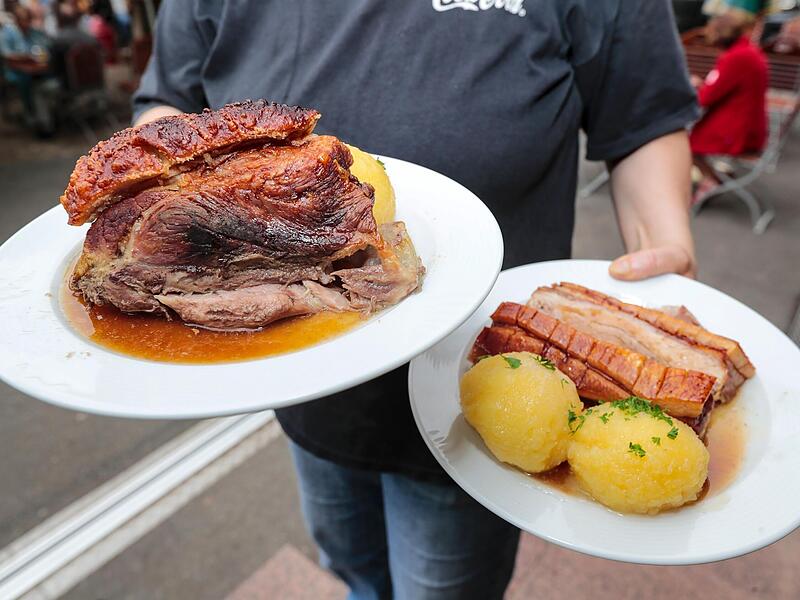 Schäuferla und Klöße gehören zu den beliebtesten Speisen im Landkreis. Trotz der kommenden Mehrwertsteuersenkung werden die Preise in den lokalen Restaurants aber wohl gleich bleiben.