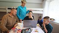 Familie Bevz ist vor dem Schrecken des Ukraine-Krieges nach Forchheim geflohen: Jetzt wohnen Vater Anatolii (v.l.), Mutter Olha sowie ihre vier Kinder Alina, Makar, Ivan und Sofia (nicht im Bild) beengt in einer Flüchtlingsunterkunft.Forchheim & Fränkische Schweiz