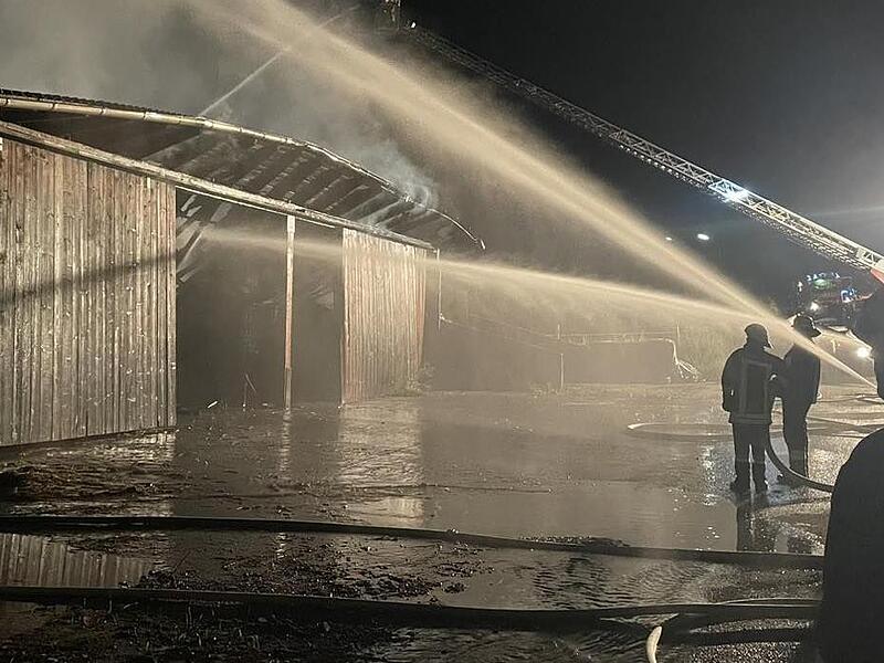 Nach dem Feuer ist die Maschinenhalle in Zedersdorf nun einsturzgefährdet.