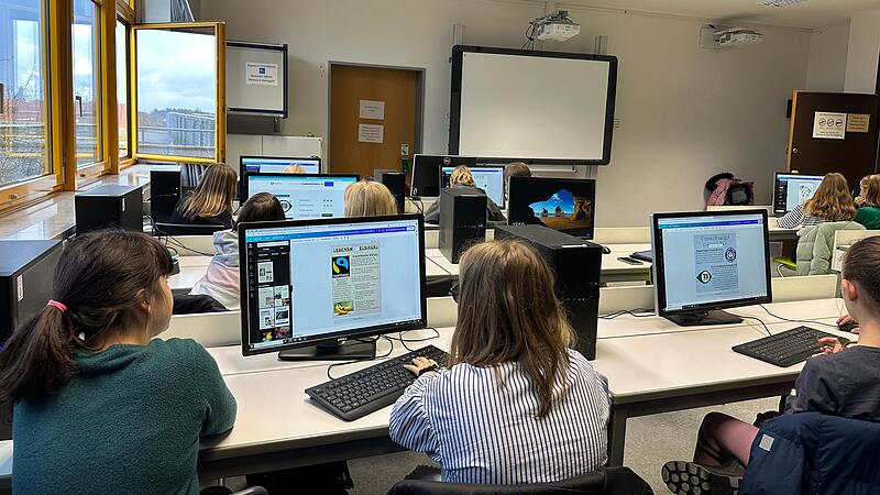 Die Wahlklasse am Gymnasium Herzogenaurach arbeitet an den Plakaten.