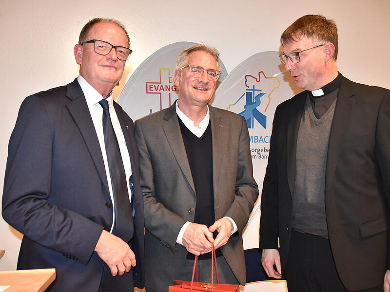 Im Bild von links:  Dekan Friedrich Hohenberger, Hans-Joachim Vieweger und der Leitende Pfarrer Holger Fiedler sprachen zum Neujahrsempfang der Kulmbacher Kirchen.