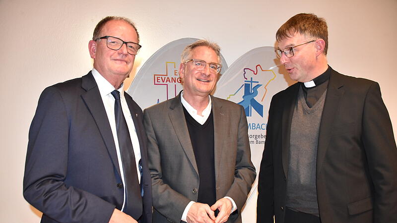 Im Bild von links:  Dekan Friedrich Hohenberger, Hans-Joachim Vieweger und der Leitende Pfarrer Holger Fiedler sprachen zum Neujahrsempfang der Kulmbacher Kirchen.