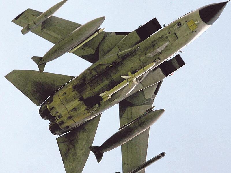 Die Piloten der Luftwaffe üben Tiefflüge in geringer Höhe, um sich auf den Verteidigungsfall vorzubereiten. Was im Kalten Krieg Alltag war, wird nun wieder häufiger vorkommen.    Die Piloten der Luftwaffe üben Tiefflüge in geringer Höhe, um sich auf den Verteidigungsfall vorzubereiten. Was im Kalten Krieg Alltag war, wird nun wieder häufiger vorkommen.   