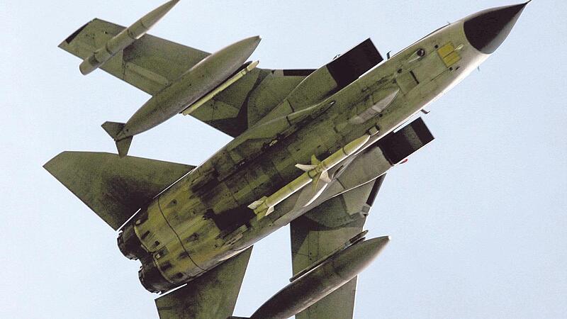 Die Piloten der Luftwaffe &uuml;ben Tieffl&uuml;ge in geringer H&ouml;he, um sich auf den Verteidigungsfall vorzubereiten. Was im Kalten Krieg Alltag war, wird nun wieder h&auml;ufiger vorkommen.   