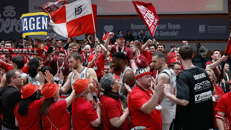 Die Bamberger feiern den Derbyerfolg in W&uuml;rzburg inmitten ihrer Fans.