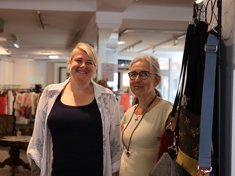 Ines Lampe-Klaus und Sabine Kaim im Geschäft am Marktplatz in Bad Staffelstein Ines Lampe-Klaus (links) betreibt das Geschäft „LK Fashion“ in Bad Staffelstein. Im gleichen Gebäude findet sich auch Petra Petris und Sabine Kaims (rechts) Laden „Herzstücke“.