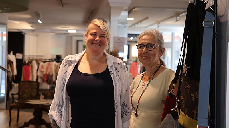 Ines Lampe-Klaus (links) betreibt das Gesch&auml;ft &bdquo;LK Fashion&ldquo; in Bad Staffelstein. Im gleichen Geb&auml;ude findet sich auch Petra Petris und Sabine Kaims (rechts) Laden &bdquo;Herzst&uuml;cke&ldquo;.