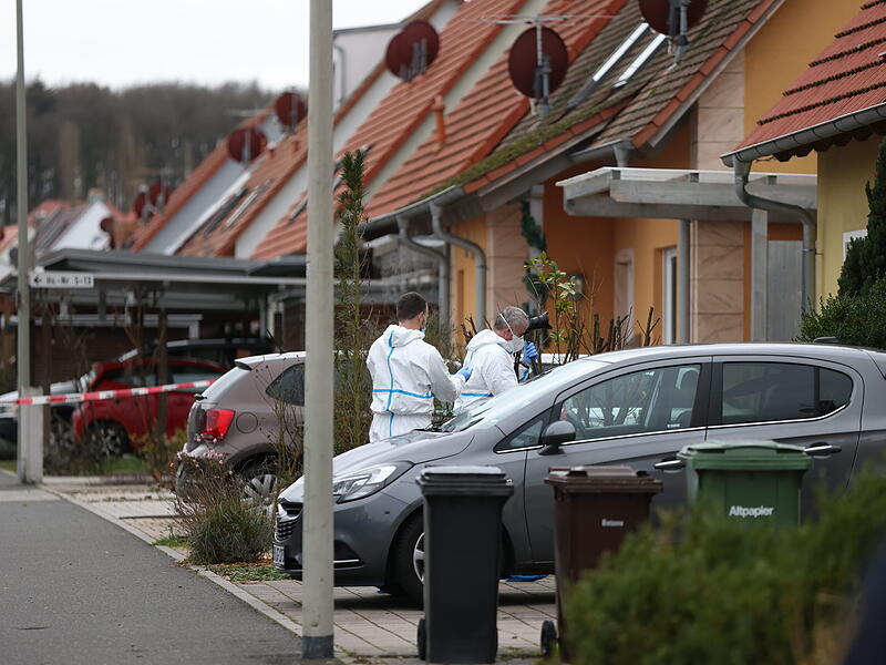 Familiendrama in Mittelfranken: Junge (17) tötet Schwester (14) und verletzt Mutter (41) schwer - Zeugen hörten Schreie und verständigten die Polizei - Tatverdächtiger bei Fahndungsmaßnahmen in Tatortnähe festgenommen - Umfangreiche Spurensicherungsmaßnahmen - Blutspuren am Fensterrahmen und zum Nachbarhaus führend - Hintergründe des Verbrechens noch unklar - Ermittlungsrichter soll am Samstag über Haftfrage entscheidenFamiliendrama in Weisendorf: Bilder zeigen die Ermittler vor Ort