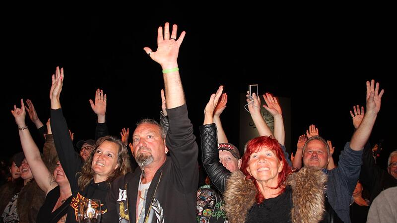 Die Fans bei der Motorradsternfahrt waren begeistert vom fetzigen Hardrock der Gruppe „Bonfire“.