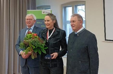 Tanja Kinkel mit dem Laudator, Bezirkstagspräsident Henry Schramm (r.) und Landrat Johann Kalb. Tanja Kinkel mit dem Laudator, Bezirkstagspräsident Henry Schramm (r.) und Landrat Johann Kalb.