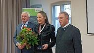 Tanja Kinkel mit  dem Laudator,  Bezirkstagspräsident Henry Schramm (r.) und  Landrat Johann Kalb.