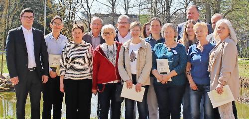 Die Verantwortlichen des Bezirksklinikums Obermain Kutzenberg freuen sich mit den Geehrten.