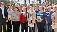 Die Verantwortlichen des Bezirksklinikums Obermain Kutzenberg freuen sich mit den Geehrten. Die Verantwortlichen des Bezirksklinikums Obermain Kutzenberg freuen sich mit den Geehrten.