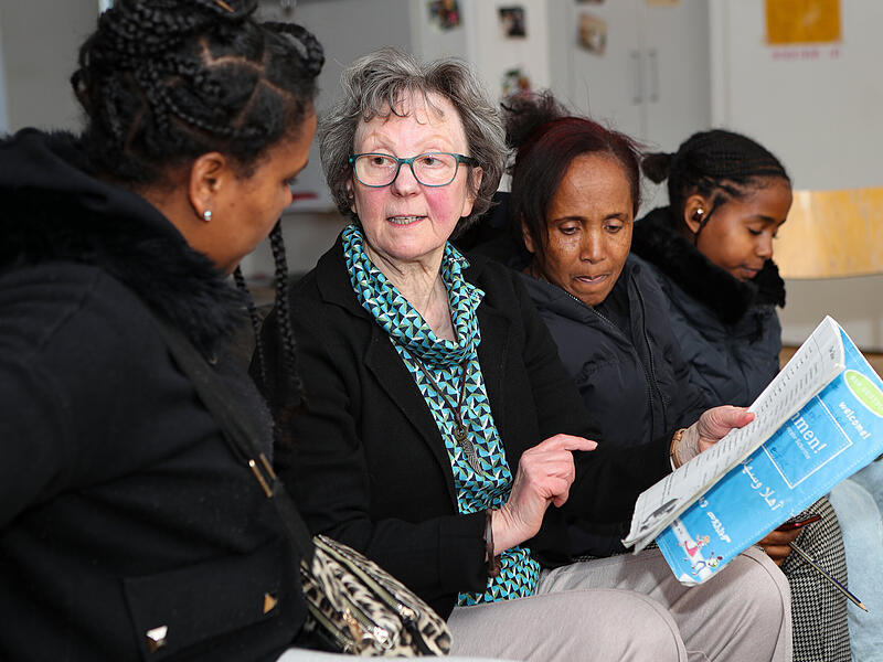 Caf&eacute; Willkommen: Seit zehn Jahren arbeitet Maria Raab (Mitte) ehrenamtlich mit Gefl&uuml;chteten im Bamberger Ankerzentrum.