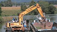 Ein Nassbagger wird den angeschwemmten Sand aus dem Main-Donau-Kanal baggern.