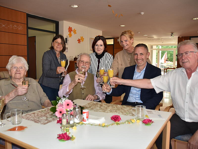 Wie schafft man 75 Jahre Ehe? Das wollen  die Familie, der Thurnauer B&uuml;rgermeister Martin Bernreuther, die stellvertretende Landr&auml;tin Christina Flauder und Pfarrerin Evi Leupold von Wilhelmine und Heinz Neumann wissen.