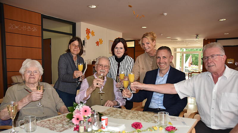 Wie schafft man 75 Jahre Ehe? Das wollen  die Familie, der Thurnauer B&uuml;rgermeister Martin Bernreuther, die stellvertretende Landr&auml;tin Christina Flauder und Pfarrerin Evi Leupold von Wilhelmine und Heinz Neumann wissen.