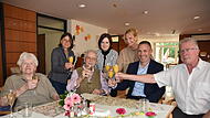 Wie schafft man 75 Jahre Ehe? Das wollen  die Familie, der Thurnauer B&uuml;rgermeister Martin Bernreuther, die stellvertretende Landr&auml;tin Christina Flauder und Pfarrerin Evi Leupold von Wilhelmine und Heinz Neumann wissen.