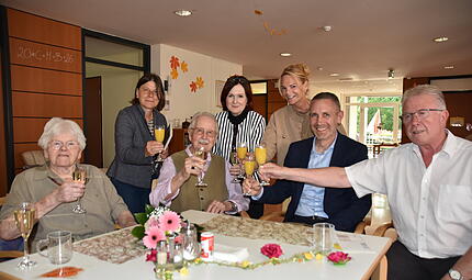 Wie schafft man 75 Jahre Ehe? Das wollen die Familie, der Thurnauer Bürgermeister Martin Bernreuther, die stellvertretende Landrätin Christina Flauder und Pfarrerin Evi Leupold von Wilhelmine und Heinz Neumann wissen. Wie schafft man 75 Jahre Ehe? Das wollen die Familie, der Thurnauer Bürgermeister Martin Bernreuther, die stellvertretende Landrätin Christina Flauder und Pfarrerin Evi Leupold von Wilhelmine und Heinz Neumann wissen.