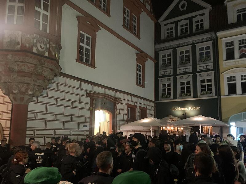 Pl&ouml;tzlich war die Herrngasse in Coburg dicht: Demonstranten versperrten den Zugang.