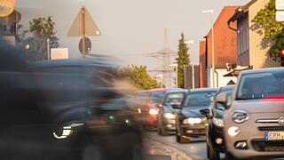 Autoschlangen rollen durch die  Niederndorfer Ortsdurchfahrt. Für die Initiatoren  des Bürgerentscheids ist  diese tägliche Belastung längst nicht mehr erträglich.