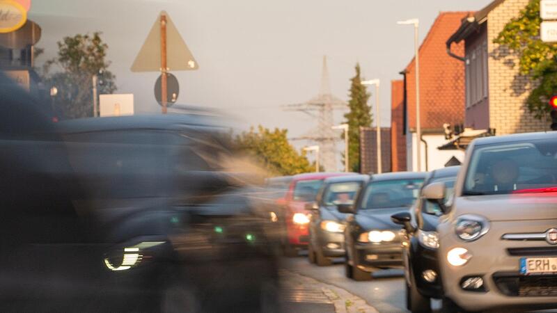 Autoschlangen rollen durch die  Niederndorfer Ortsdurchfahrt. Für die Initiatoren  des Bürgerentscheids ist  diese tägliche Belastung längst nicht mehr erträglich.