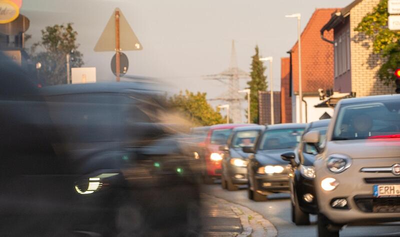 Autoschlangen rollen durch die Niederndorfer Ortsdurchfahrt. Für die Initiatoren des Bürgerentscheids ist diese tägliche Belastung längst nicht mehr erträglich. Autoschlangen rollen durch die Niederndorfer Ortsdurchfahrt. Für die Initiatoren des Bürgerentscheids ist diese tägliche Belastung längst nicht mehr erträglich.
