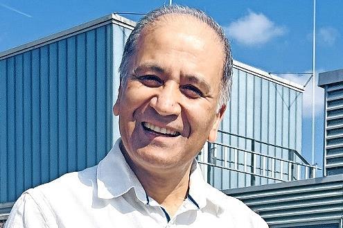 Dr. Sagar Singh, Chefarzt am Klinikum, h&auml;lt einen Vortrag zum Thema Gelenkarthrose.