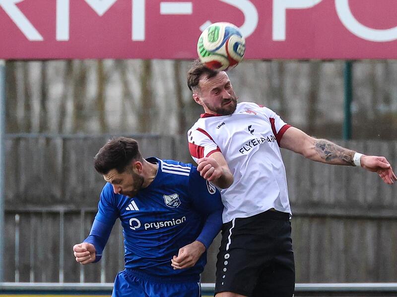 Kronachs Abwehrchef Philip Spindler (wei&szlig; &ndash; sp&auml;ter mit Gelb-Rot vom Platz) steigt h&ouml;her und gewinnt das Kopfballduell gegen den Mitwitzer Marc Hofmann.