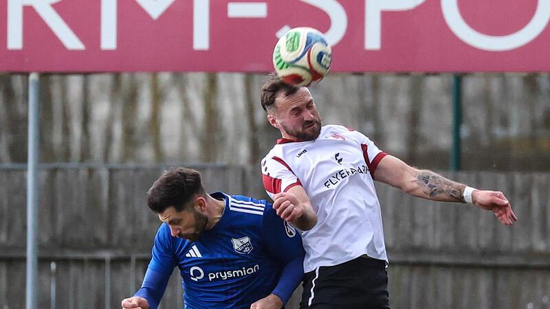 Kronachs Abwehrchef Philip Spindler (wei&szlig; &ndash; sp&auml;ter mit Gelb-Rot vom Platz) steigt h&ouml;her und gewinnt das Kopfballduell gegen den Mitwitzer Marc Hofmann.