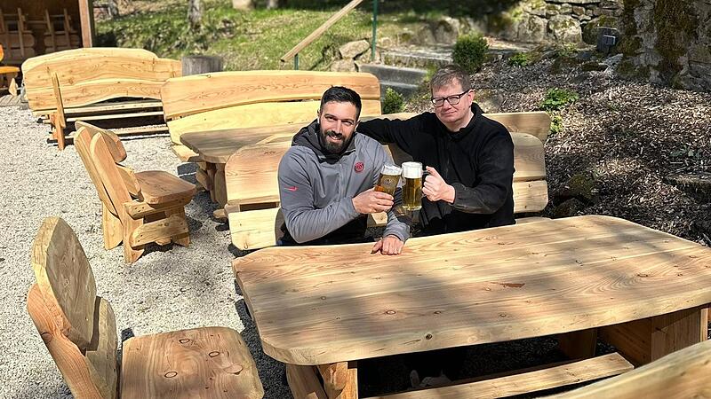 Arnoldh&uuml;tten-P&auml;chter Merab Teloian (links) und B&auml;cker Michael Schicker (rechts) freuen sich bereits auf den 1. Mai. Der Biergarten rund um die Arnoldh&uuml;tte wurde aufwendig mit gro&szlig;en L&auml;rchentischen und -B&auml;nken aufger&uuml;stet.