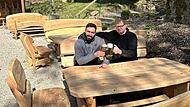 Arnoldhütten-Pächter Merab Teloian (links) und Bäcker Michael Schicker (rechts) freuen sich bereits auf den 1. Mai. Der Biergarten rund um die Arnoldhütte wurde aufwendig mit großen Lärchentischen und -Bänken aufgerüstet.
