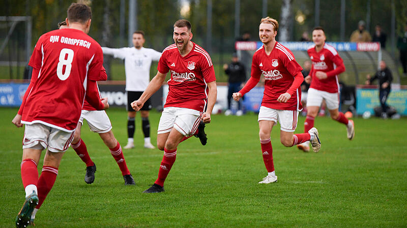 Christopher Gonnert l&auml;sst sich nach seinem F&uuml;hrungstreffer feiern.