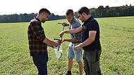 Die Bodenproben, die Simon Brand, Jakob Keese und Tony Oehm (von links) entnahmen, werden an der Uni in Würzburg als Forschungsprojekt zur Erhebung von langfristigen Daten ausgewertet.