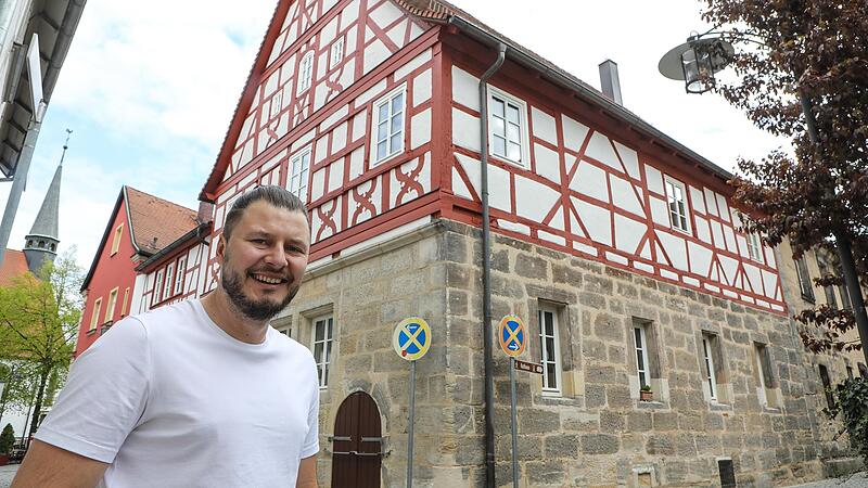 Florian Eichinger hat gut lachen. Der 36-Jährige hat den Kredit für sein Sanierungsprojekt in Forchheim, Krottental 12, vor knapp vier Jahren abgeschlossen. Inzwischen wären die Bauzinsen hierfür deutlich höher.Forchheim & Fränkische Schweiz Florian Eichinger hat gut lachen. Der 36-Jährige hat den Kredit für sein Sanierungsprojekt in Forchheim, Krottental 12, vor knapp vier Jahren abgeschlossen. Inzwischen wären die Bauzinsen hierfür deutlich höher.Forchheim & Fränkische Schweiz