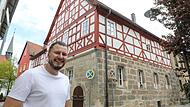 Florian Eichinger hat gut lachen. Der 36-J&auml;hrige hat den Kredit f&uuml;r sein Sanierungsprojekt in Forchheim, Krottental 12, vor knapp vier Jahren abgeschlossen. Inzwischen w&auml;ren die Bauzinsen hierf&uuml;r deutlich h&ouml;her.Forchheim & Fr&auml;nkische Schweiz