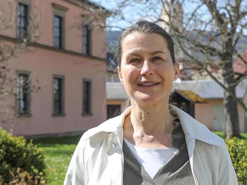 B&uuml;rgermeisterin Christiane Meyer vor dem Rathaus in Ebermannstadt.