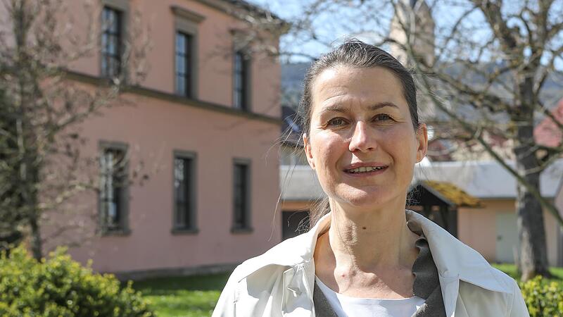 B&uuml;rgermeisterin Christiane Meyer vor dem Rathaus in Ebermannstadt.