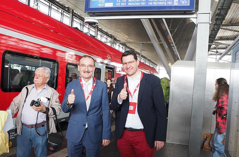 Tats&auml;chlich in Erfurt: Zweiter B&uuml;rgermeister Hans-Herbert Hartan und OB Dominik Sauerteig am Bahnsteig.