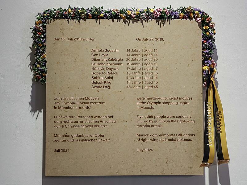 Gedenktafel an Münchner Rathaus für Opfer des OEZ-Anschlags Gedenktafel an Münchner Rathaus für Opfer des OEZ-Anschlags