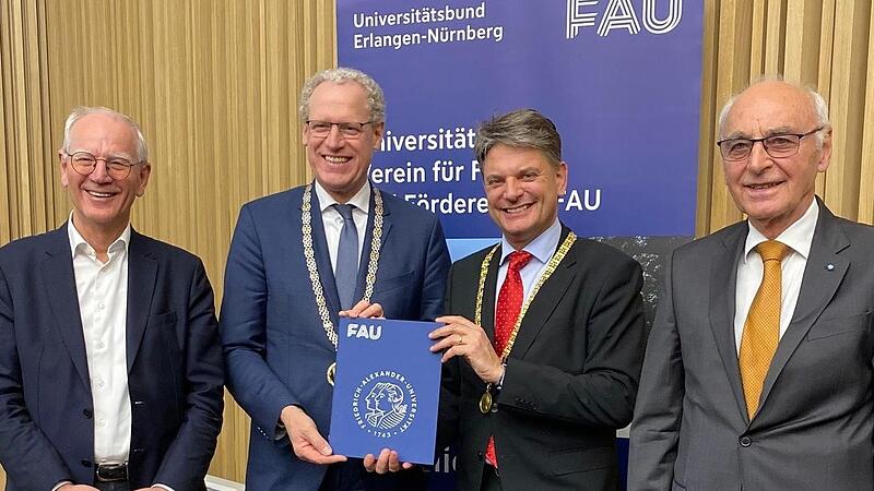 Bei der Gründungsversammlung (von links): Prof. Dr. Siegfried Balleis (Vorsitzender des Unibundes der FAU und Alt-OB der Stadt Erlangen), Dr. German Hacker (Erster Bürgermeister der Stadt Herzogenaurach), Prof. Dr. Joachim Hornegger (Präsident der Friedrich-Alexander-Universität Erlangen-Nürnberg und stv. Vorsitzender des Unibundes der FAU), Prof. Dr. Dr. hc. Werner Hohenberger (langjähriger Ordinarius an der Medizinischen Fakultät der FAU)