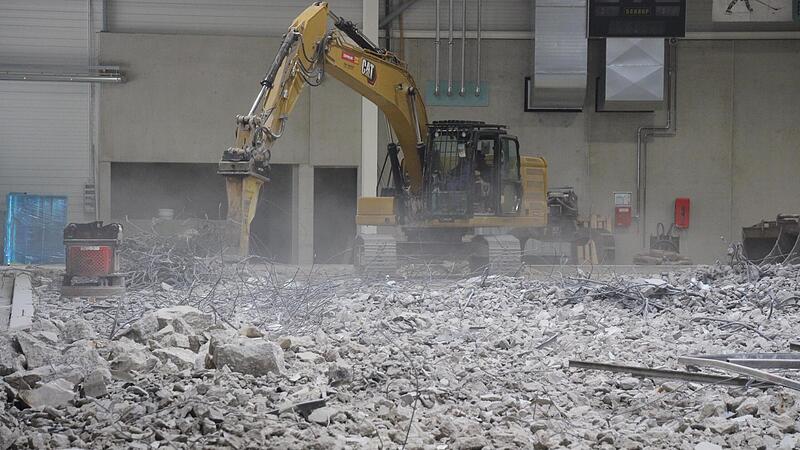 Die Piste im Eisstadion in H&ouml;chstadt ist dieser Tage in ein Tr&uuml;mmerfeld verwandelt. Sie wird komplett erneuert.