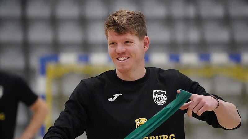 Fabian Lauenstein leitete sein erstes Training beim HSC Coburg. Der Athletiktrainer arbeitete dabei unter anderem mit verschiedenen Bändern.