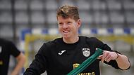 Fabian Lauenstein leitete sein erstes Training beim HSC Coburg. Der Athletiktrainer arbeitete dabei unter anderem mit verschiedenen Bändern.