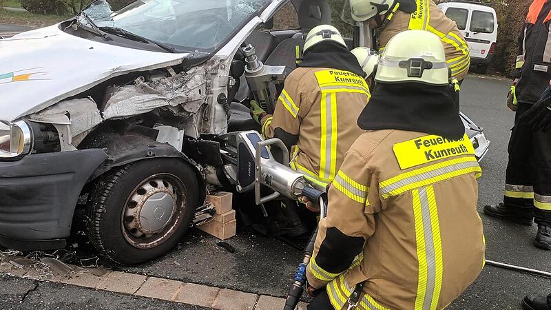 Die Kunreuther Feuerwehrleute &uuml;ben den Einsatz mit der Rettungsschere bei einem Verkehrsunfall.Forchheim & Fr&auml;nkische Schweiz