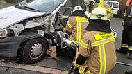 Die Kunreuther Feuerwehrleute üben den Einsatz mit der Rettungsschere bei einem Verkehrsunfall.Forchheim & Fränkische Schweiz Die Kunreuther Feuerwehrleute üben den Einsatz mit der Rettungsschere bei einem Verkehrsunfall.Forchheim & Fränkische Schweiz