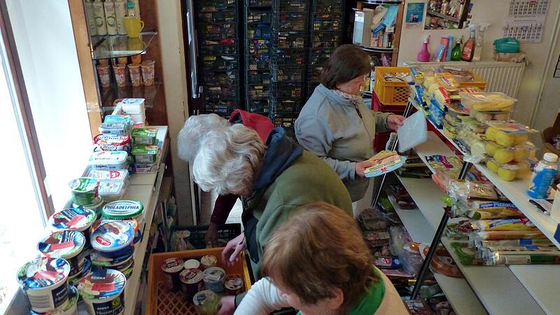 Flei&szlig;ige Helferinnen, unter ihnen die Vorsitzende Ute Ulbrich (rechts), bereiten im Laden der Tafel in Ha&szlig;furt die Lebensmittelausgabe vor. Eng ist es in den R&auml;umen einer ehemaligen B&auml;ckerei in der Alten Br&uuml;ckenstra&szlig;e.