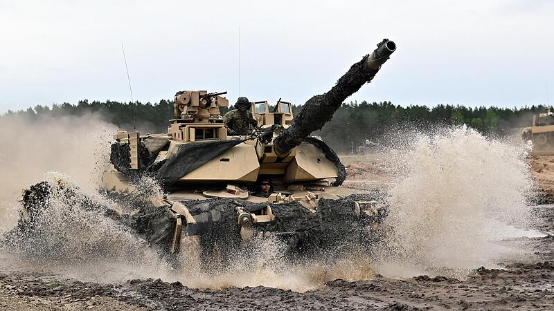 Ein Abrams-Panzer der 4. US-Infanteriedivision auf einem Truppen&uuml;bungsplatz in Polen. Auch auf Biden-Regierung w&auml;chst der Druck, Kampfpanzer zu liefern &ndash; und wen es nur alsWegbereiter f&uuml;r Deustchland ist