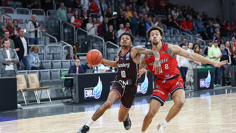 Ronaldo Segu (links) zieht an Alijah Comithier vorbei.